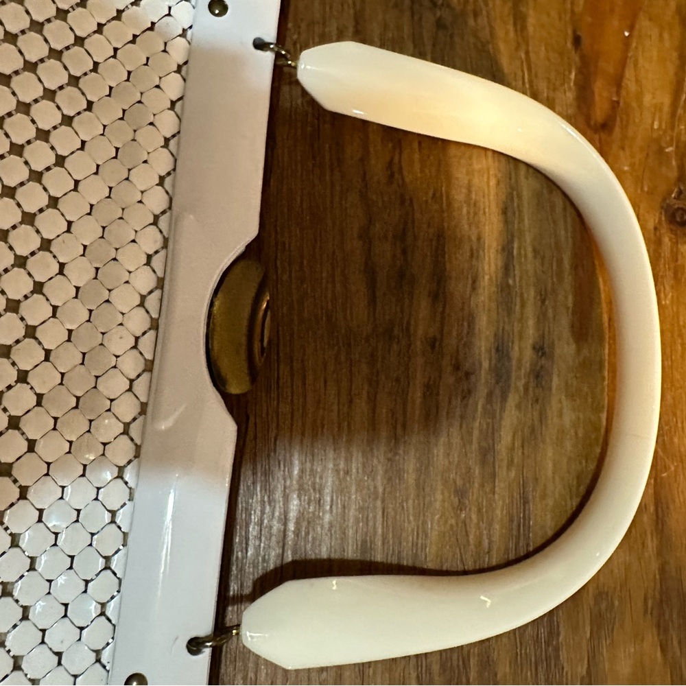 Vintage Whiting and Davis 1960 White Handbag Mesh Circles Resin Handle - Picture 5 of 11